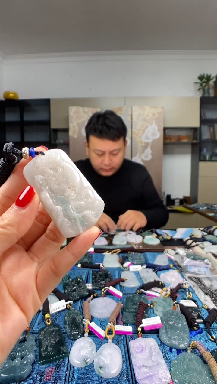 颈饰未镶嵌翡翠 多样性发其一