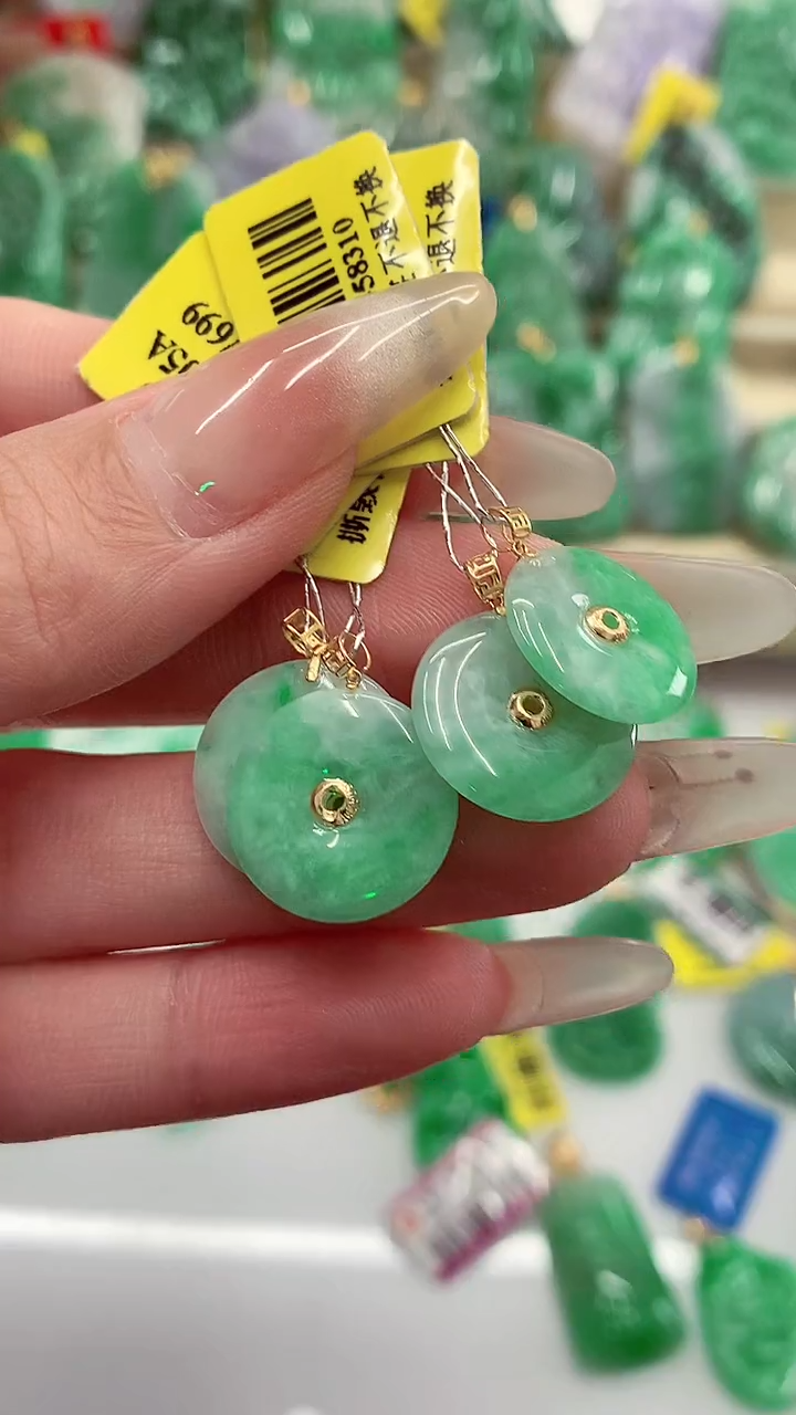 翡翠18K金镶嵌吊坠(不含链)多样性发货发其中一件