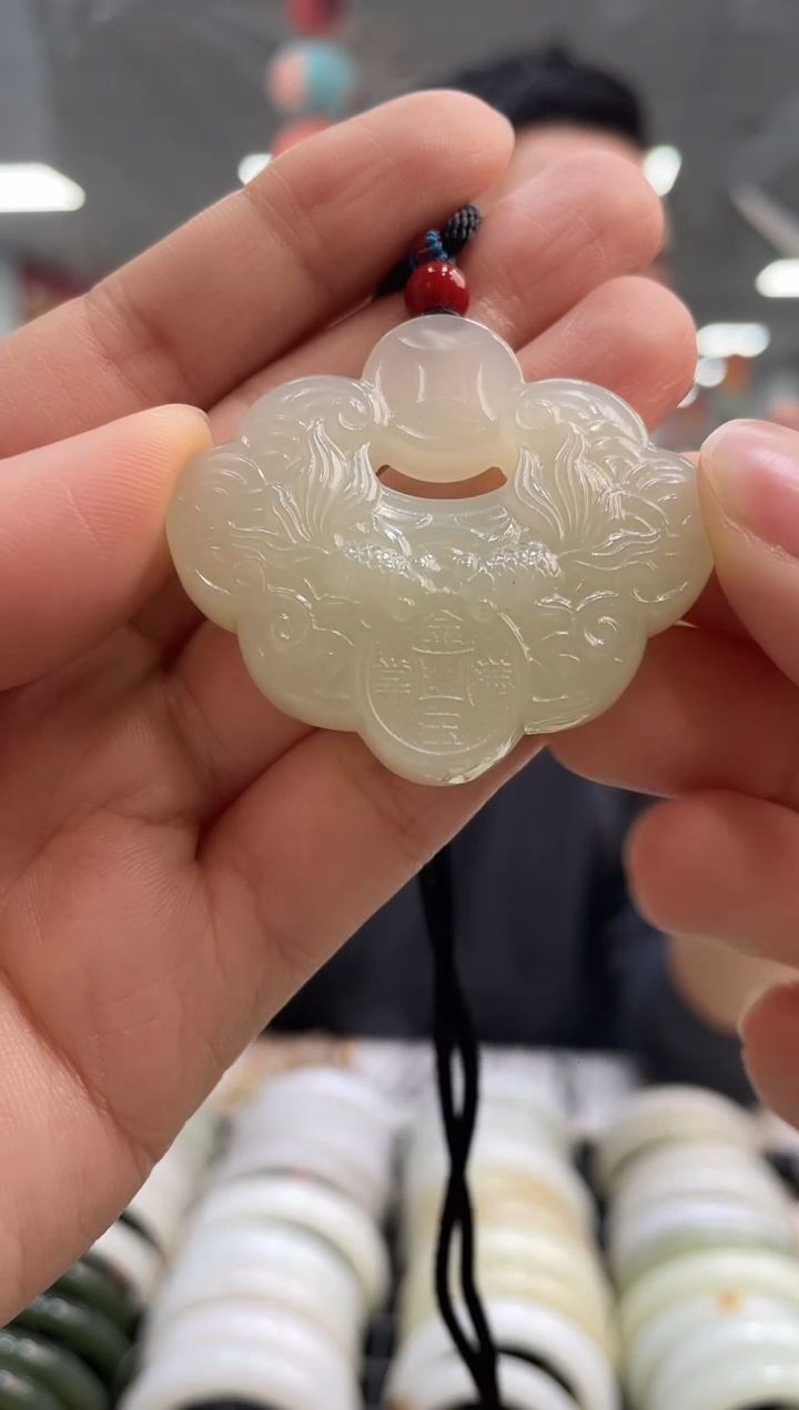 颈饰未镶嵌和田玉老熟油膏如意锁吊坠随机发一件
