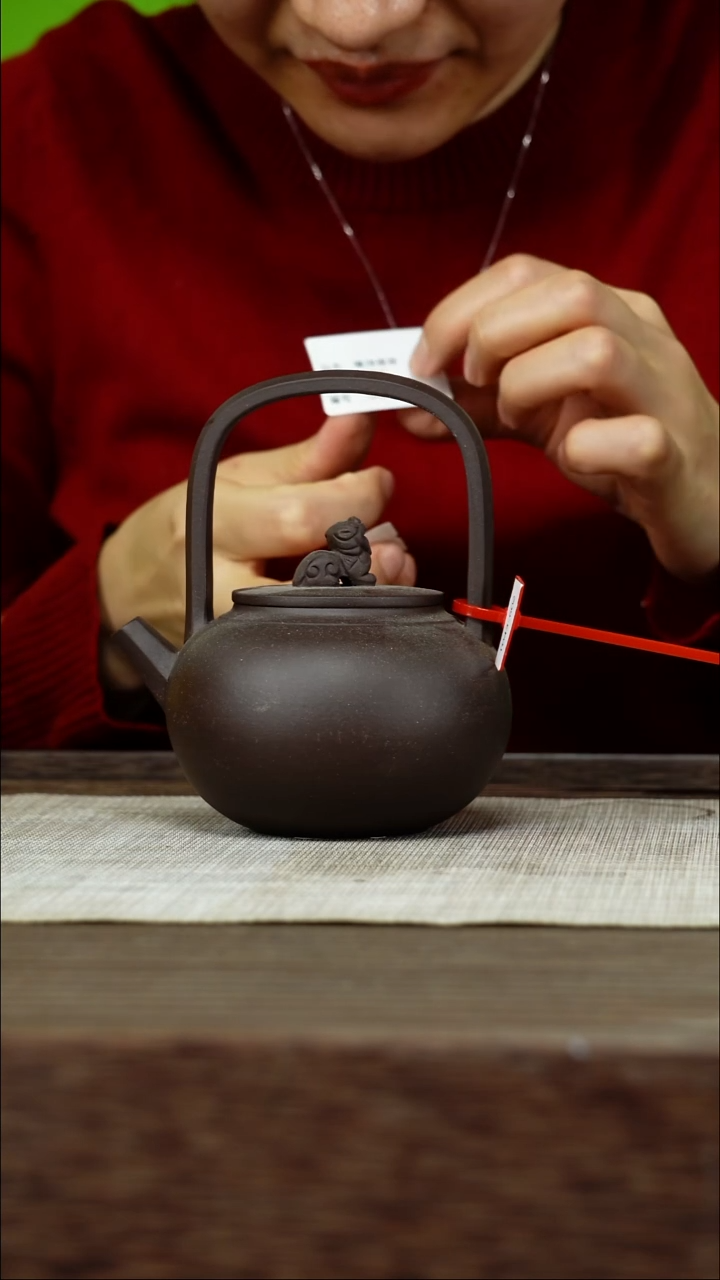 茶壶紫砂紫砂工艺厂T043 一厂拼紫 270cc 狮球提梁