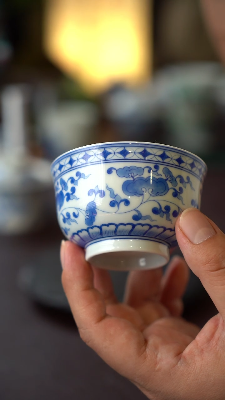 景德镇全手工手绘青花云纹主人杯