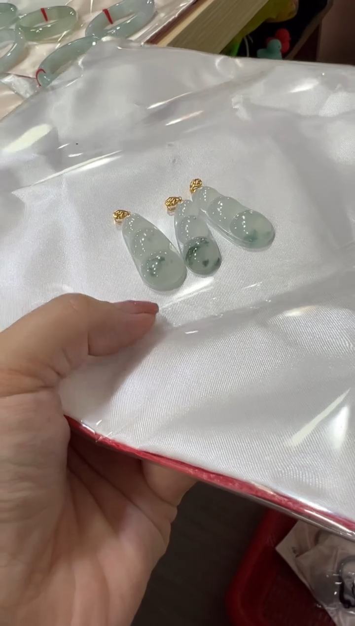 颈饰18K金镶嵌翡翠豆子，多样性发一件