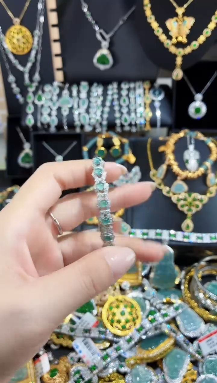 翡翠未镶嵌吊坠(赠链)天然翡翠a货 多样性发其一