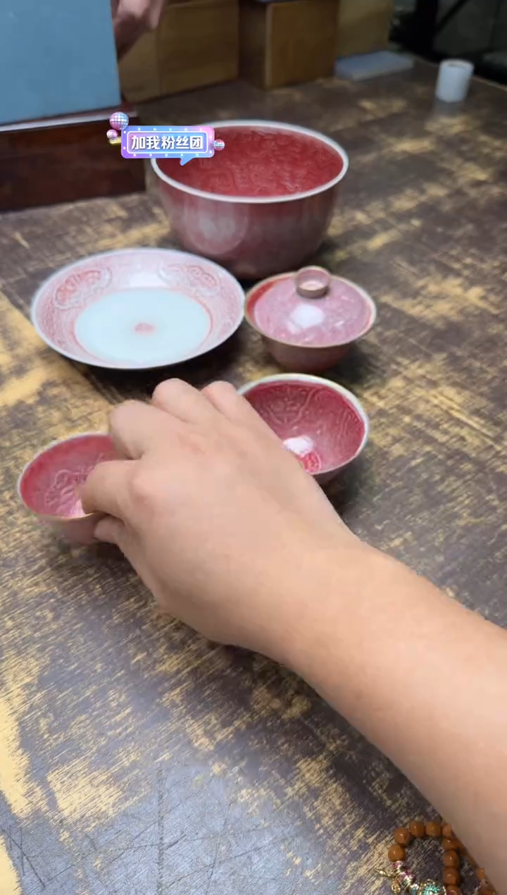 百**偷清本源内模印鳐鱼颜色釉豇豆红撇口杯