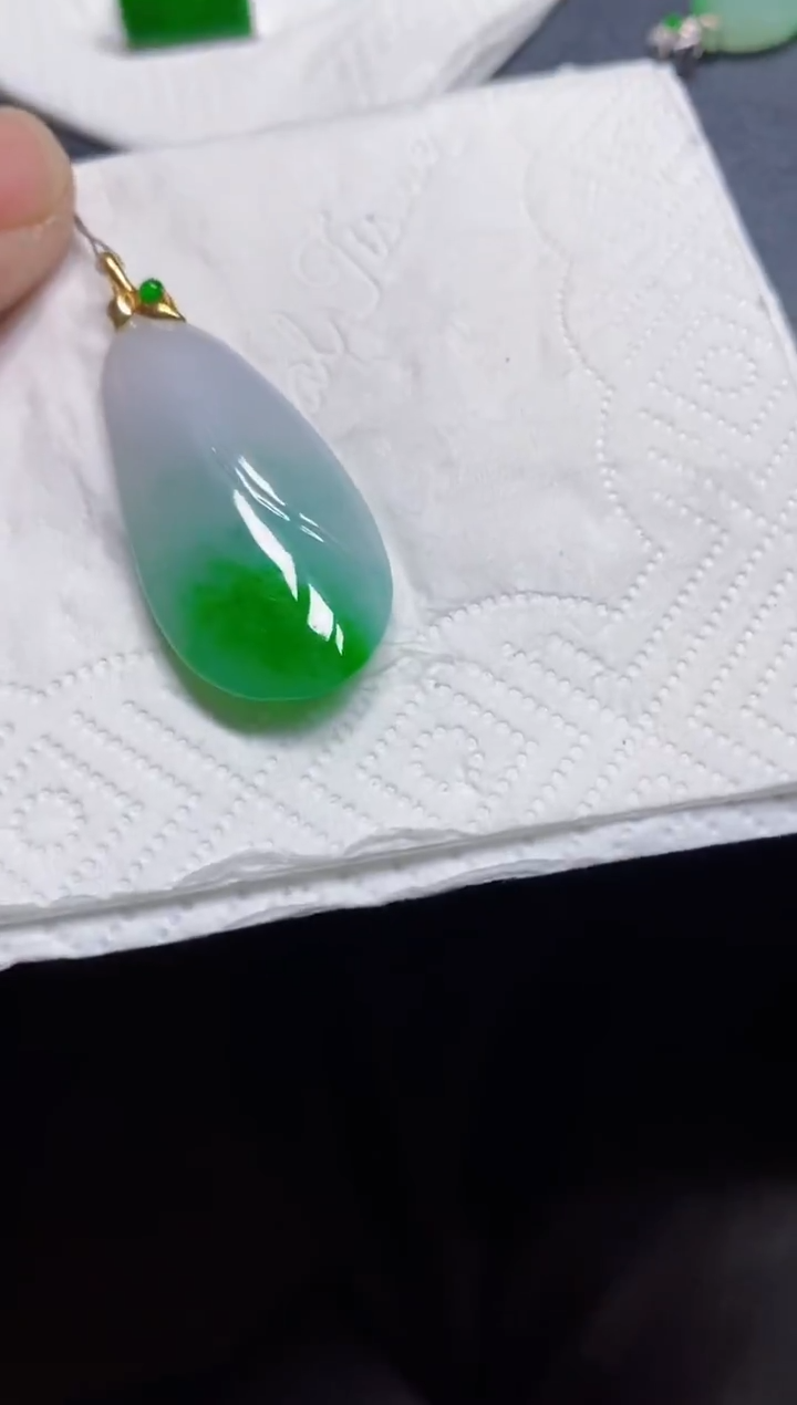 颈饰18K金镶嵌翡翠瓜