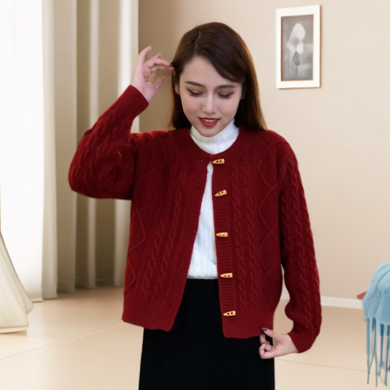 韩系牛角扣设计感毛衣外套女2025年新款宽松懒麻花针织开衫外穿