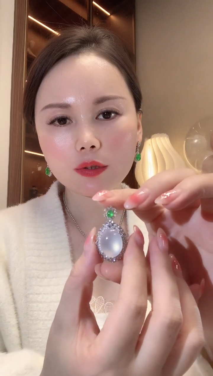 【闪购商品】翡翠吊坠(不含链)18K金镶嵌F159 