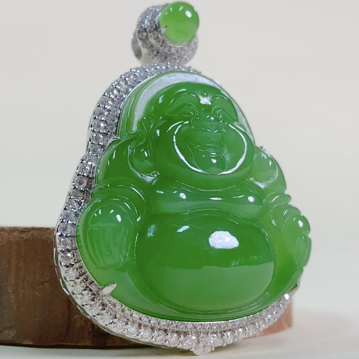 [龙哥甄选]和田玉俄老料碧玉佛公吊坠精品苹果绿佛公吊坠