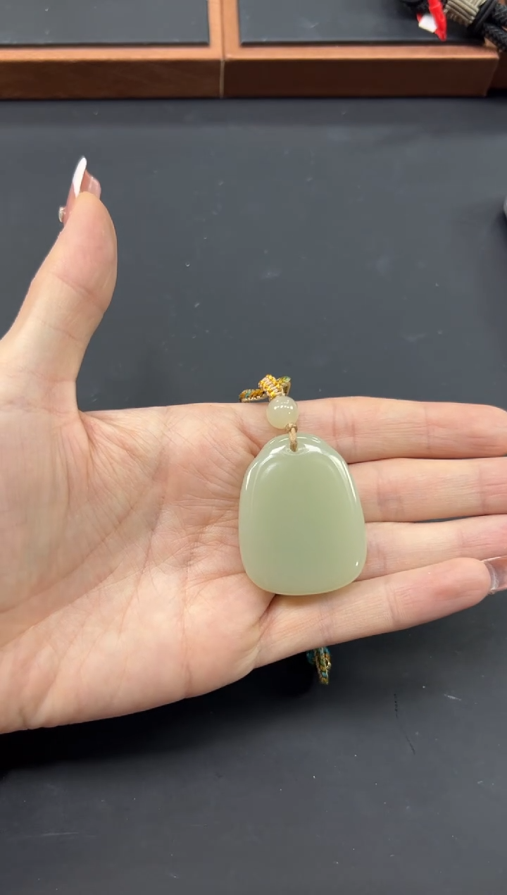 【闪购商品】和田玉吊坠(赠链)未镶嵌且末微色差迪克兰吊坠