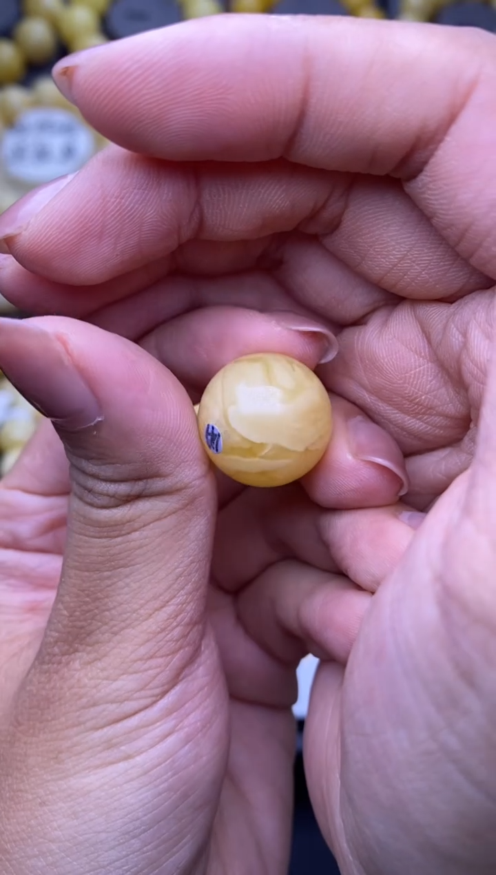 裸石琥珀未镶嵌大小姐珠宝18