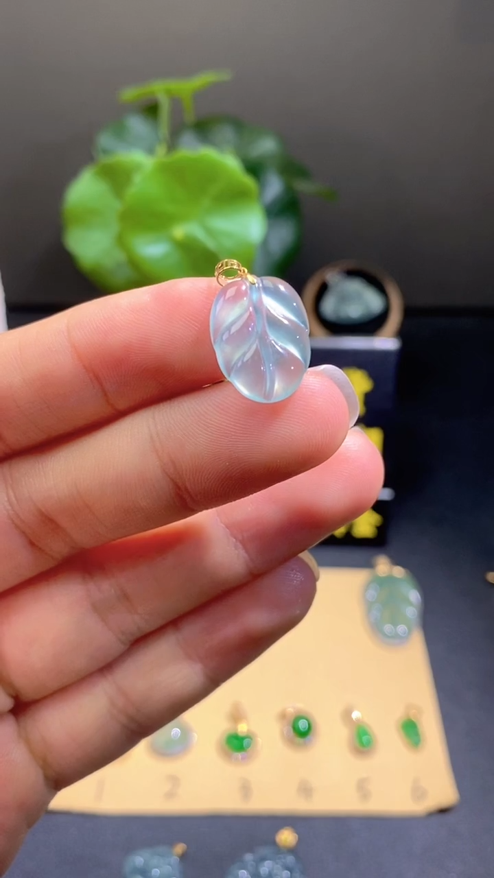 颈饰18K金镶嵌翡翠翡翠A货