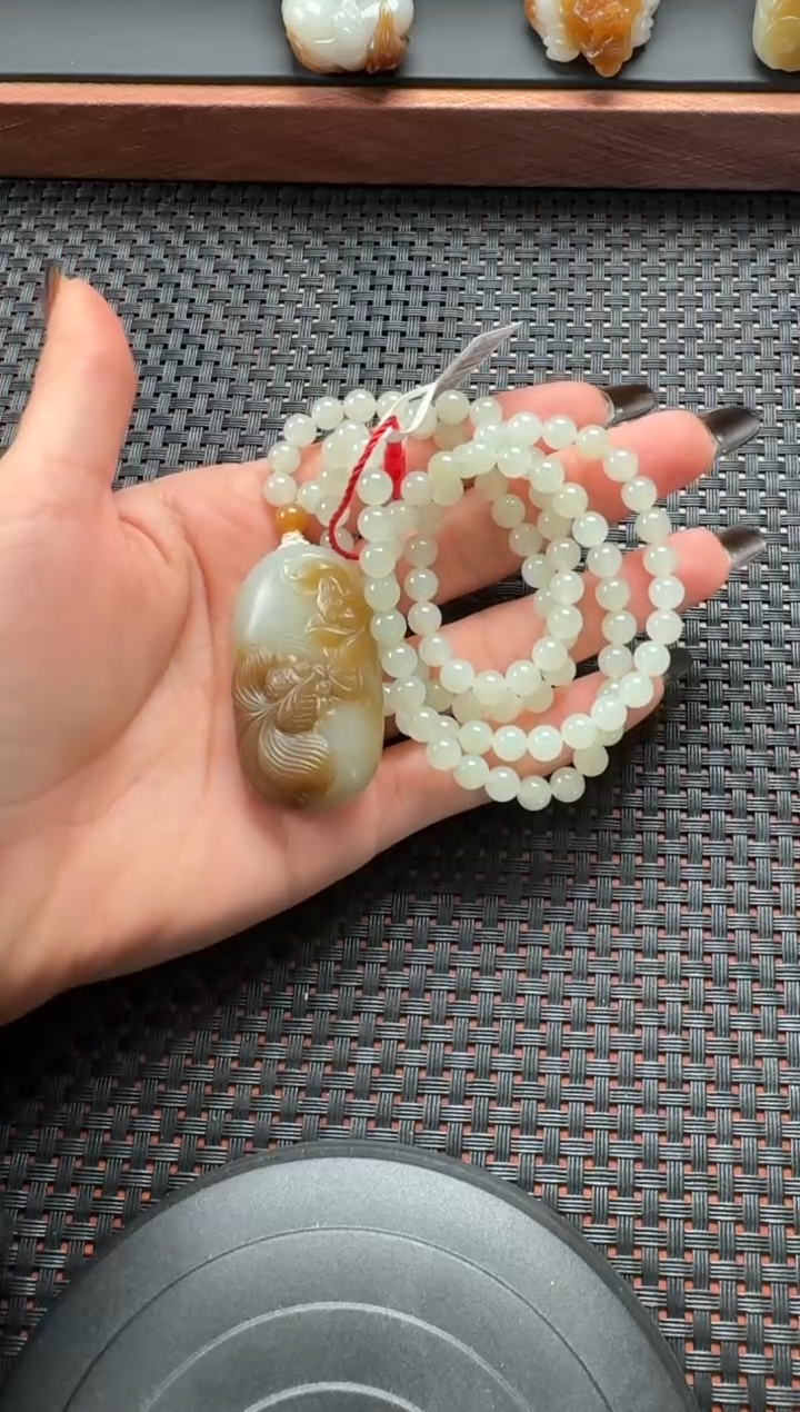 吊坠(赠链)未镶嵌和田玉且末料糖清白吊坠（一套）