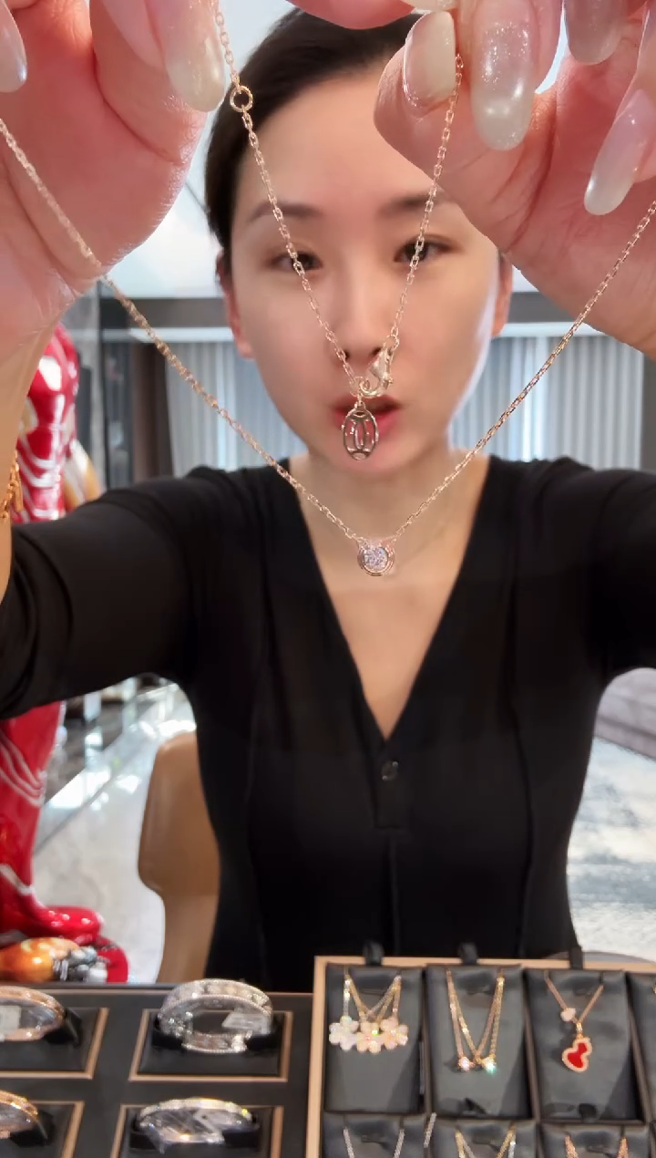 颈饰18K金镶嵌钻石飞碟项链