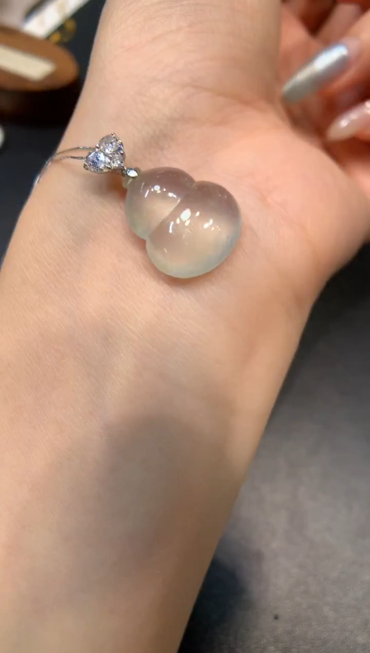 颈饰18K金镶嵌翡翠葫芦