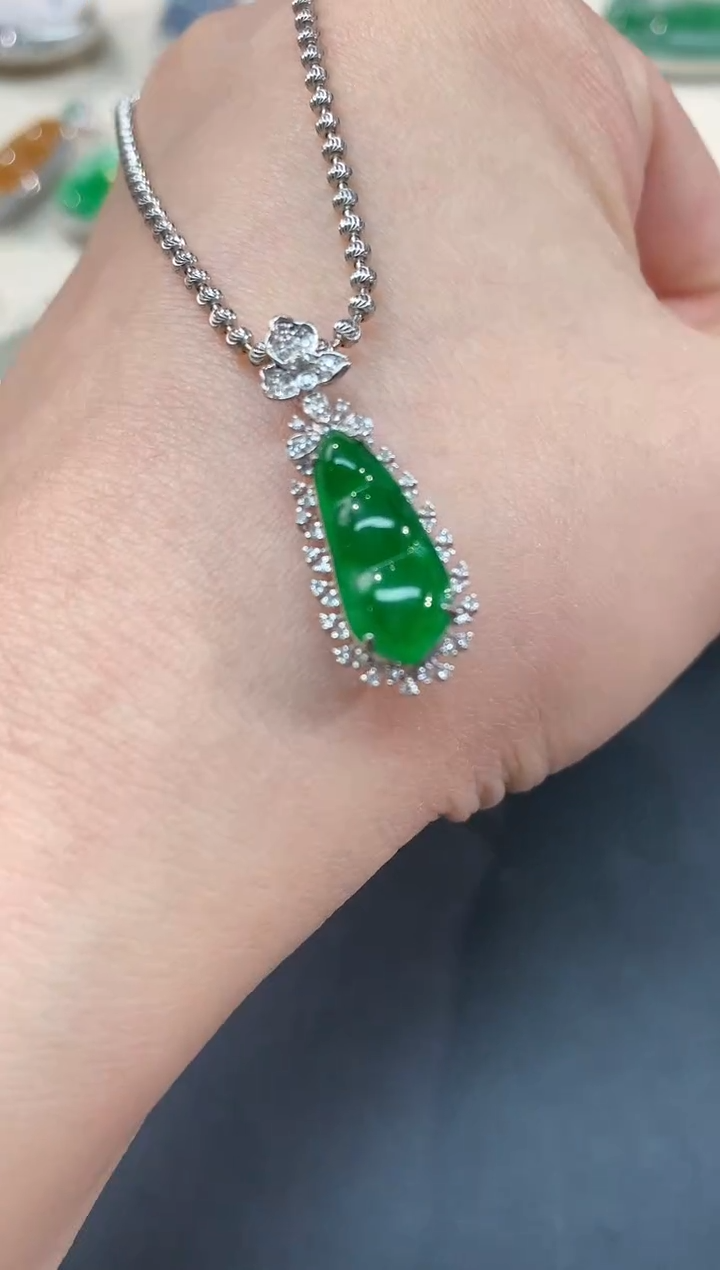 【闪购商品】翡翠吊坠(不含链)18K金镶嵌豆子A340|8800