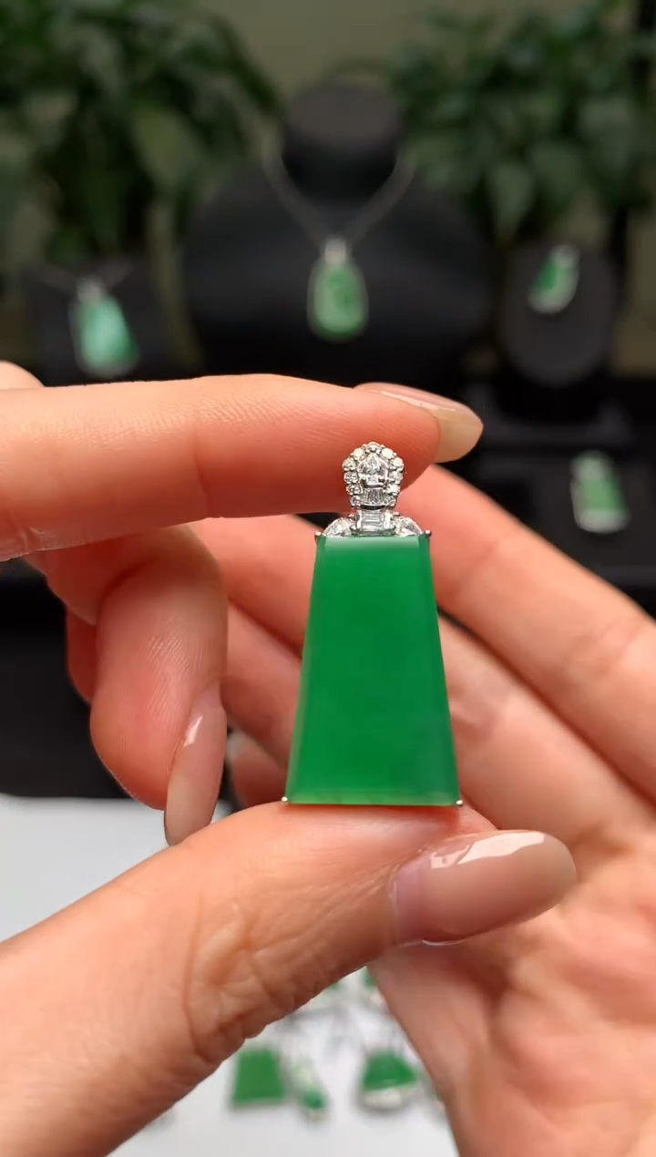 颈饰18K金镶嵌翡翠无事牌