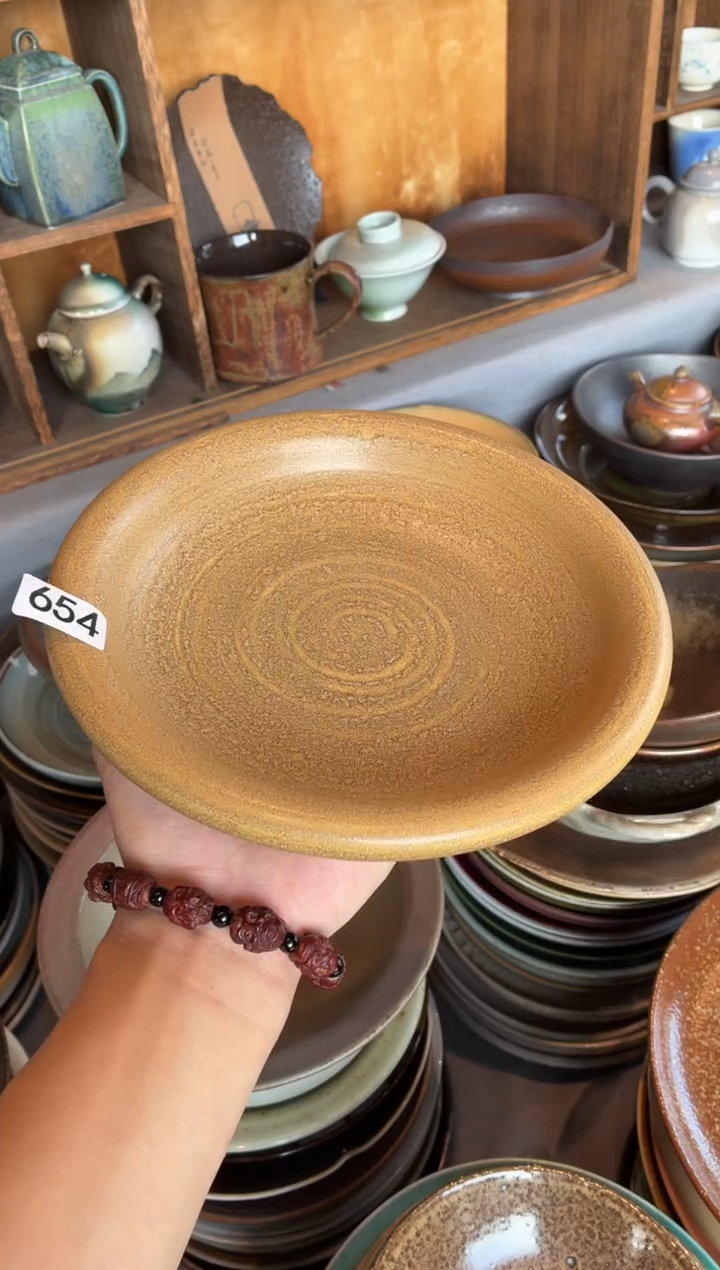 瓷片知*654粗陶棕色卷边盘1个