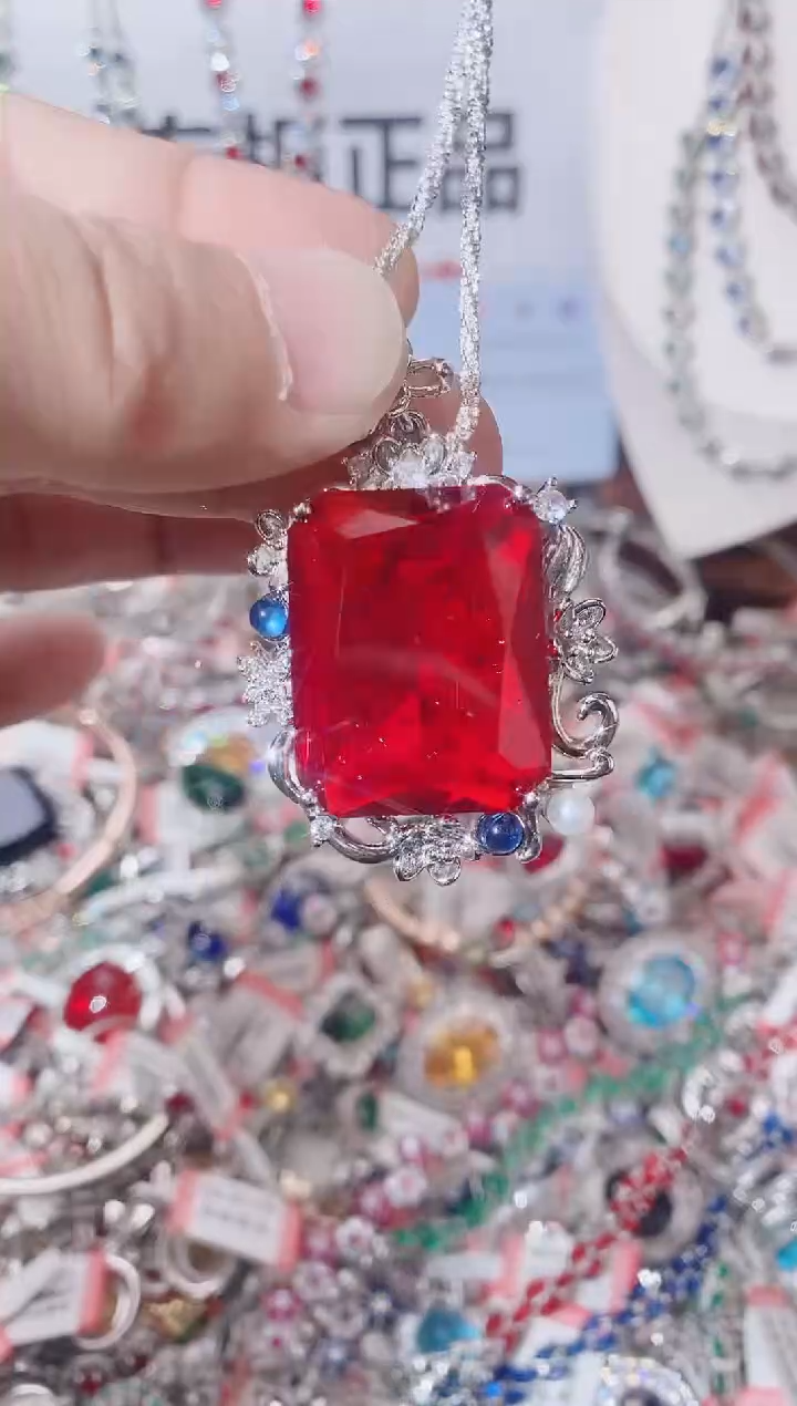 颈饰未镶嵌红宝石  