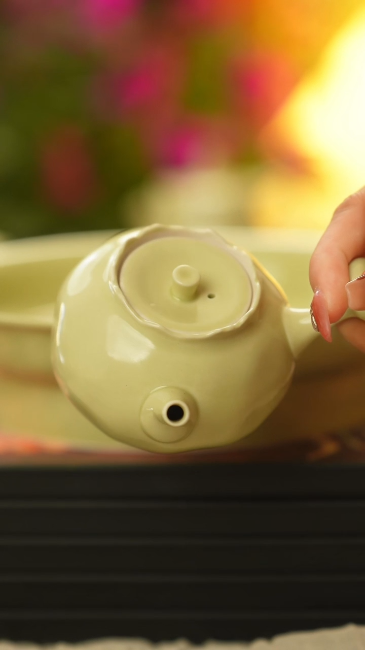 【闪购商品】茶壶侧把壶牛油果色花口sdfgh