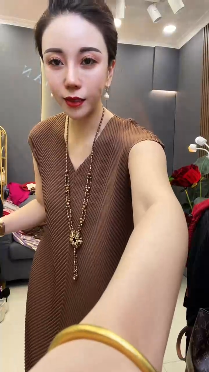 聚酯纤维（涤纶）咖色  蕾丝边裙