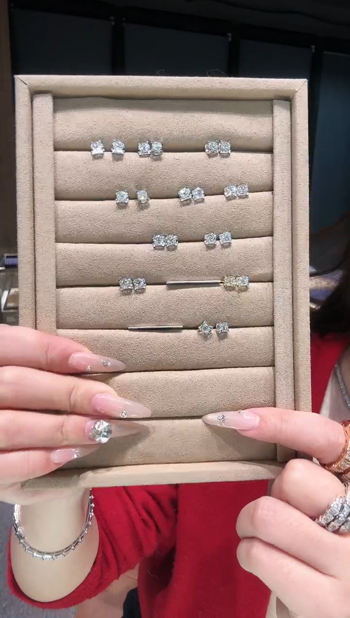 【闪购商品】钻石耳饰铂Pt950镶嵌牛头60分多样性发其一