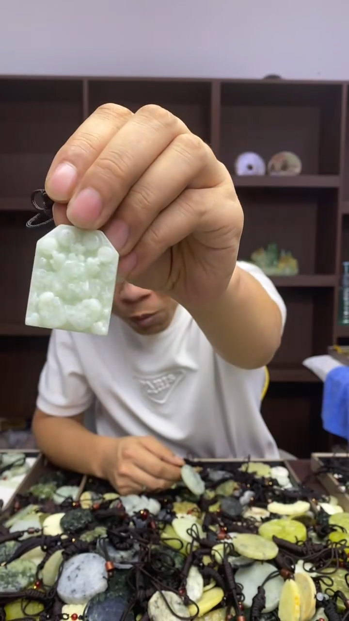 未镶嵌岫玉挂件 