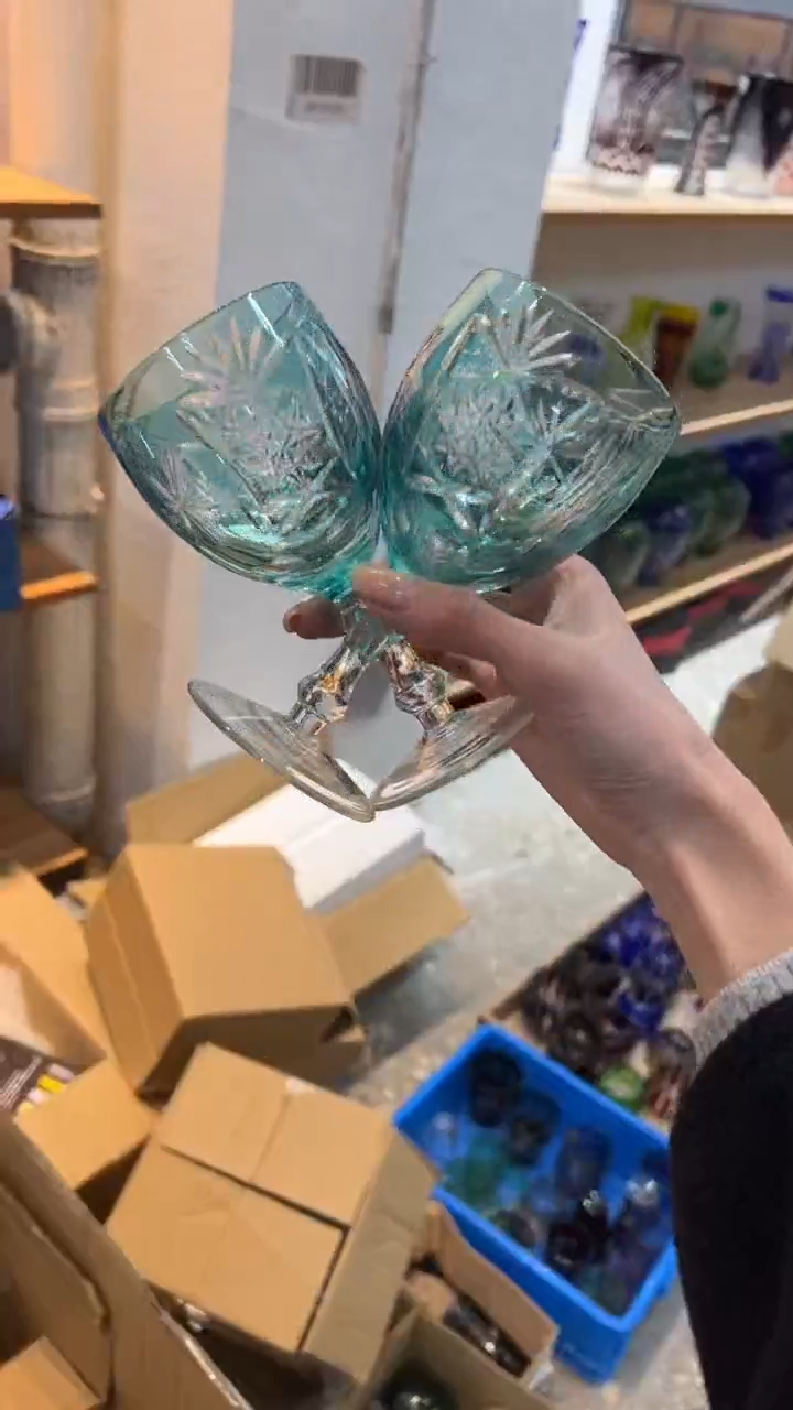 【闪购商品】如图两只（冰蓝色调）