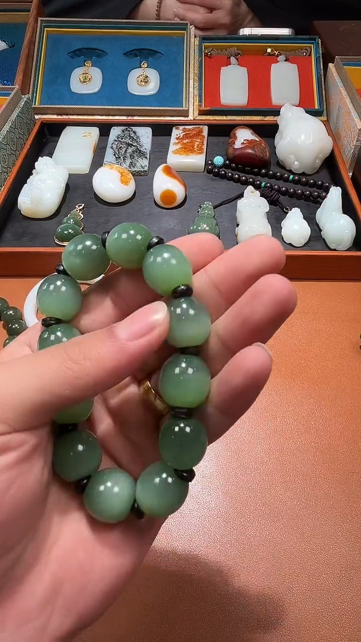 未镶嵌和田玉把件笑***。和田玉