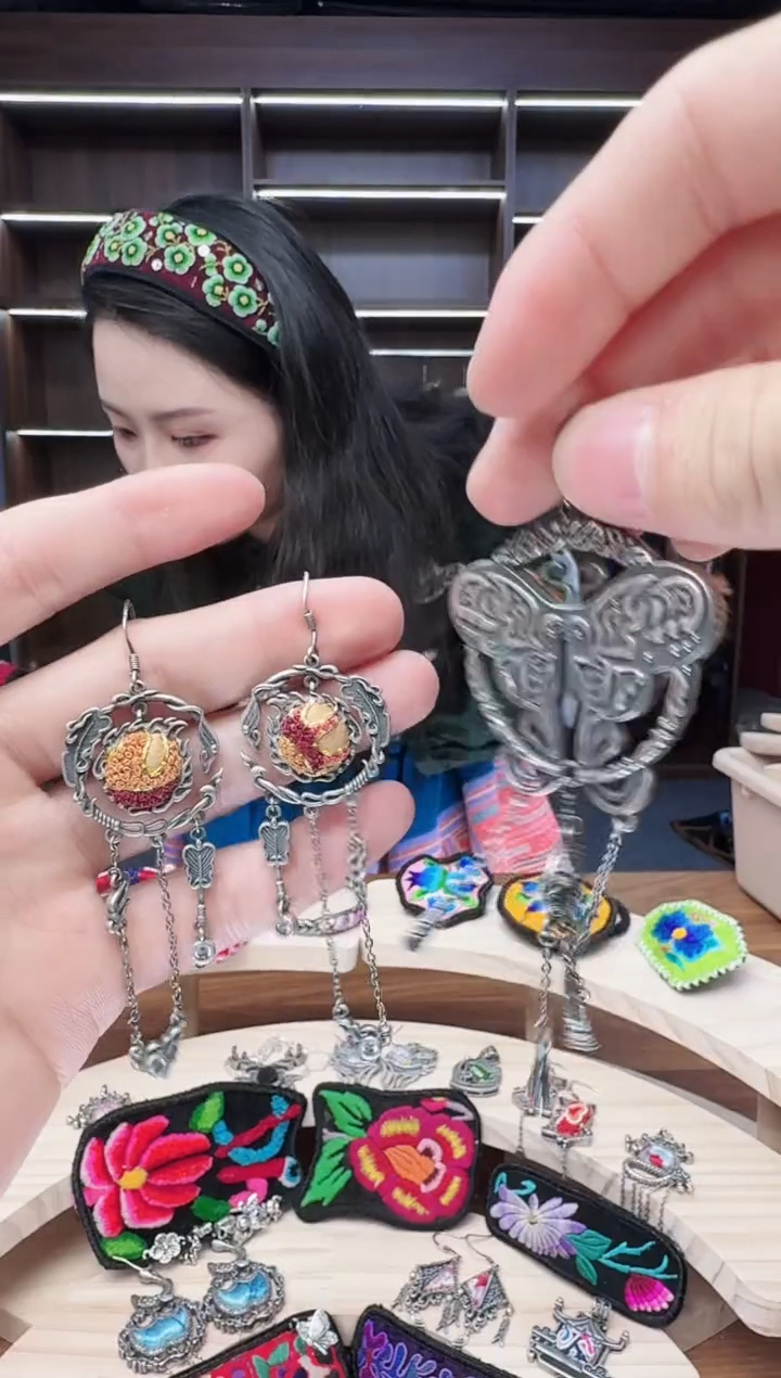 织绣56蒙阿苏苗绣传承