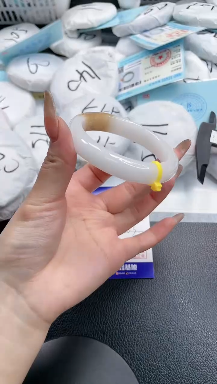 【闪购商品】石英质玉手镯未镶嵌6S126-56