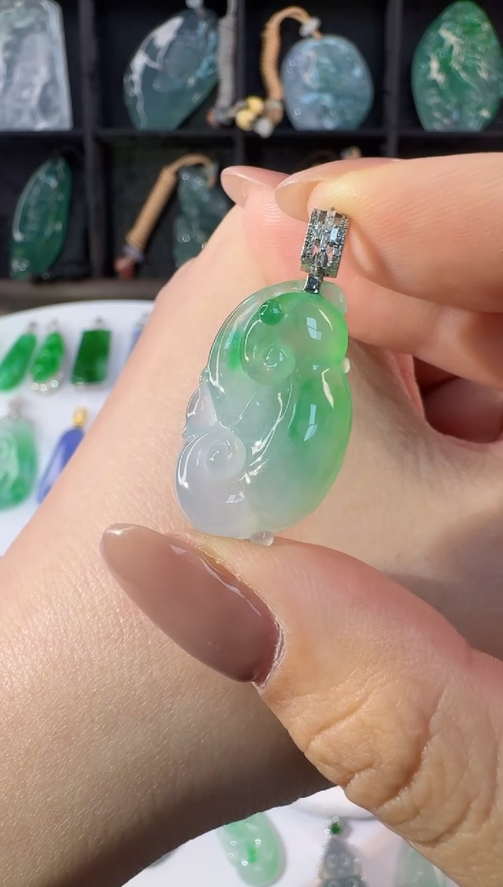 颈饰18K金镶嵌翡翠缅甸A货翡翠