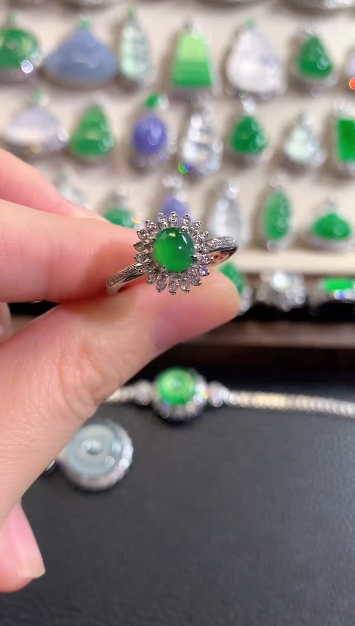 18K金镶嵌戒指翡翠冬日珠宝Q60