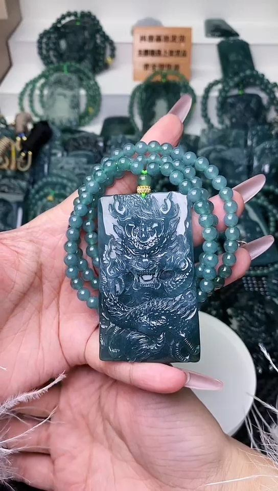 颈饰未镶嵌翡翠 