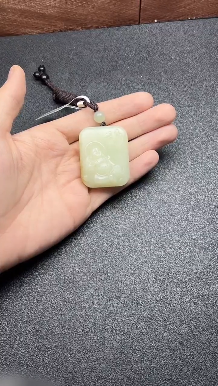 吊坠(赠链)未镶嵌和田玉且末微色差迪克兰二细吊坠Jm