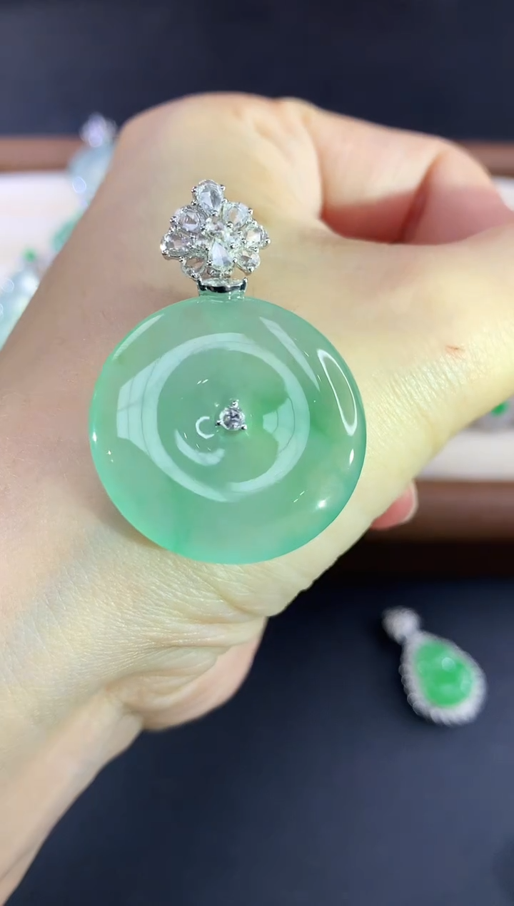 吊坠(不含链)18K金镶嵌翡翠184|16800