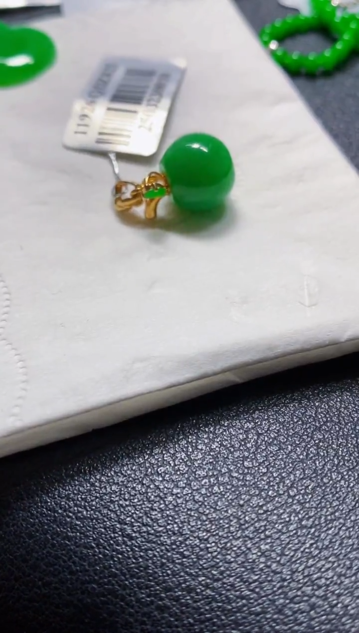 颈饰18K金镶嵌翡翠雨*苹果