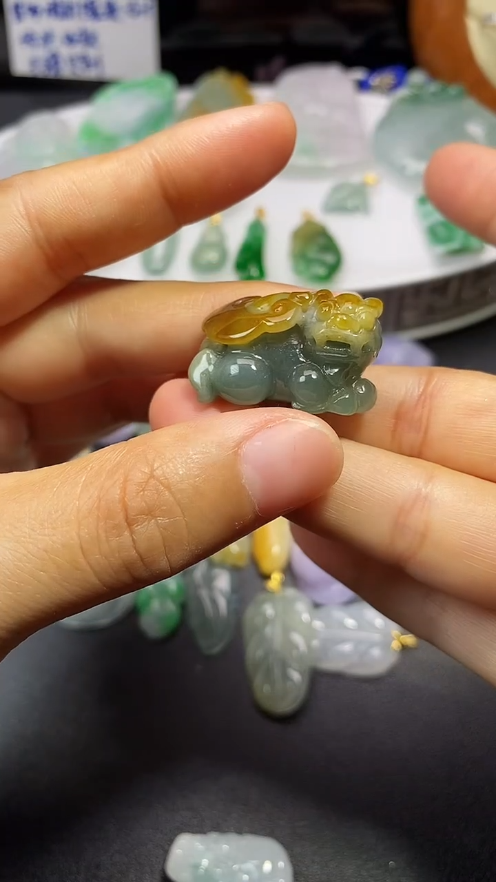 颈饰未镶嵌翡翠吊坠