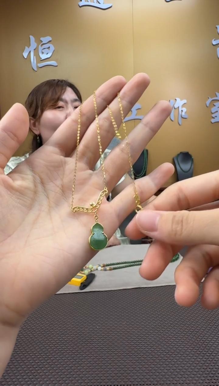 和田玉18K金镶嵌颈饰挂件