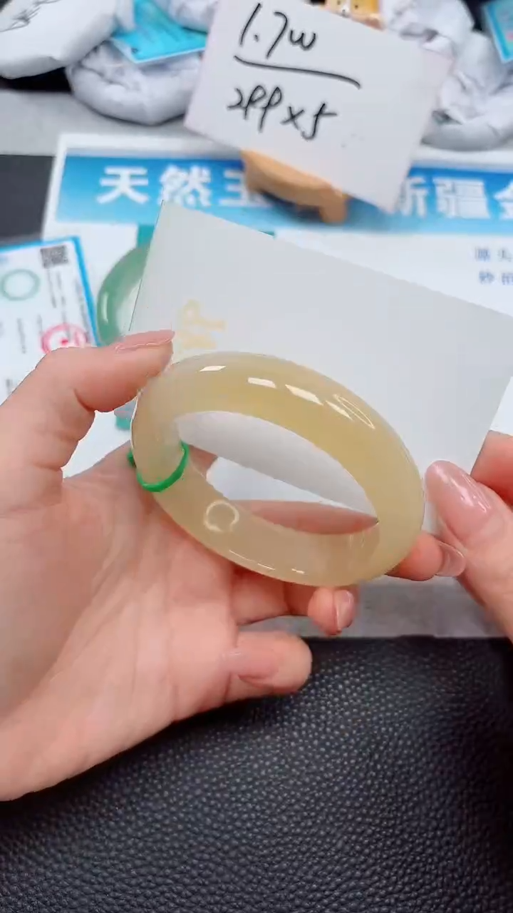 【闪购商品】石英质玉手镯未镶嵌990