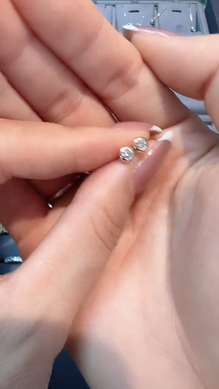 【闪购商品】钻石`18K金镶嵌20分耳钉