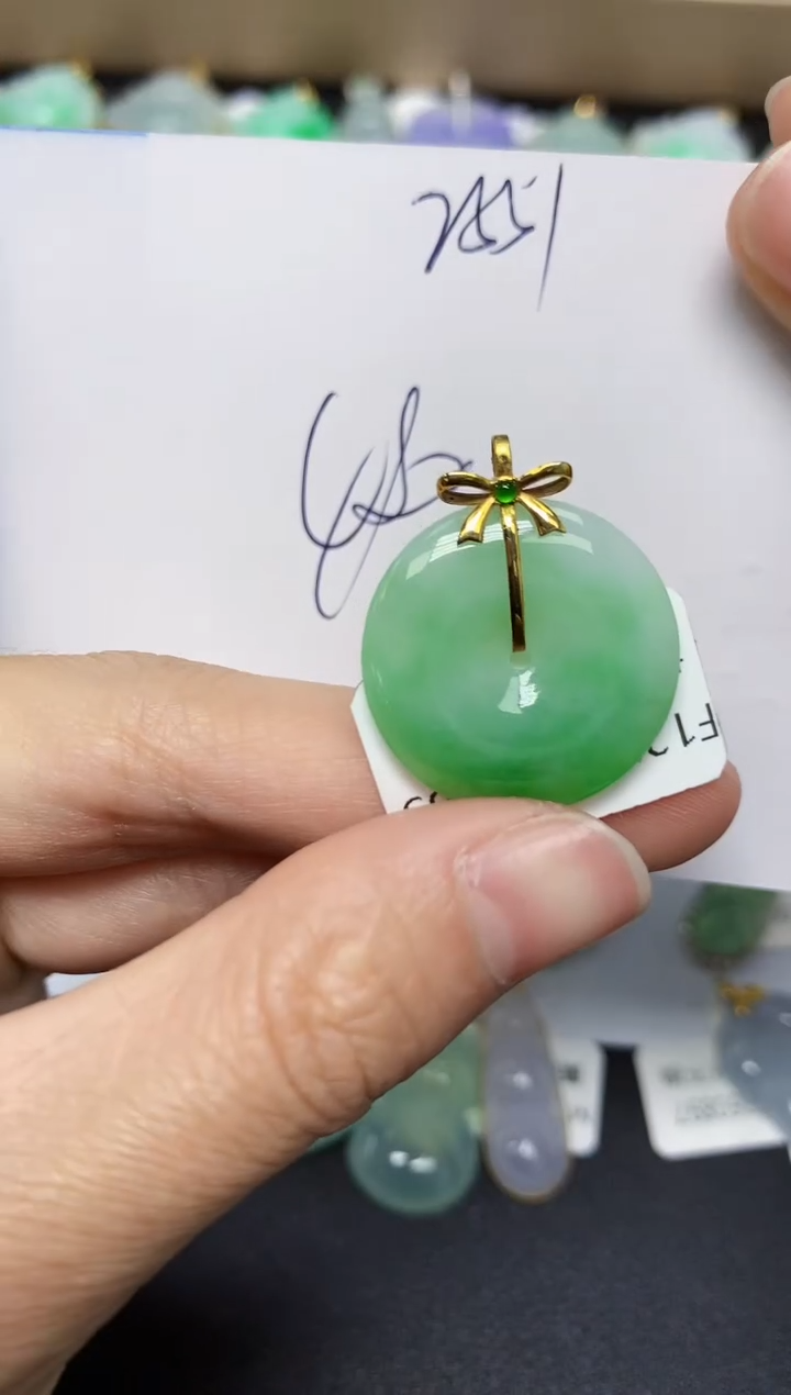 翡翠18K金镶嵌颈饰 天然翡翠A货