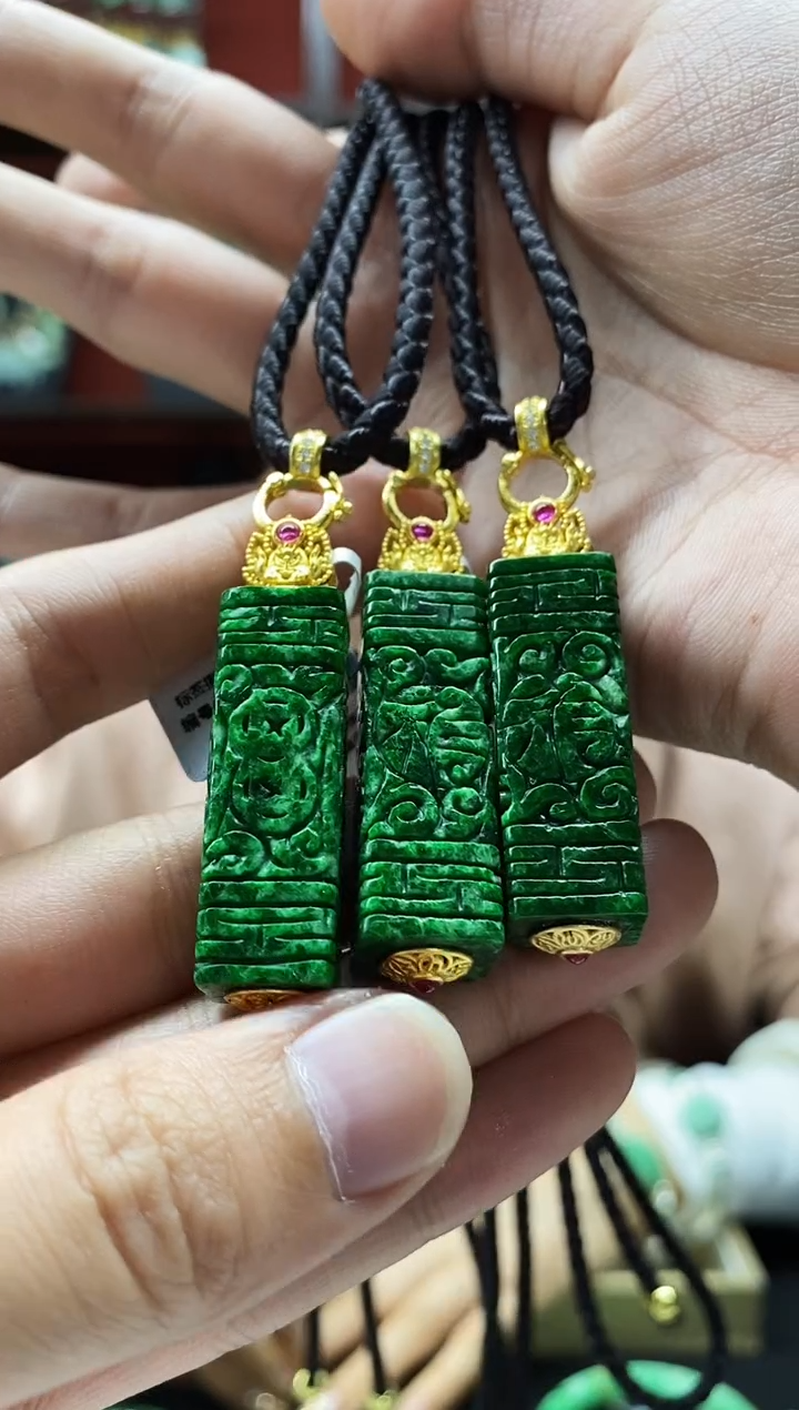 颈饰未镶嵌翡翠吊坠多样性发其一