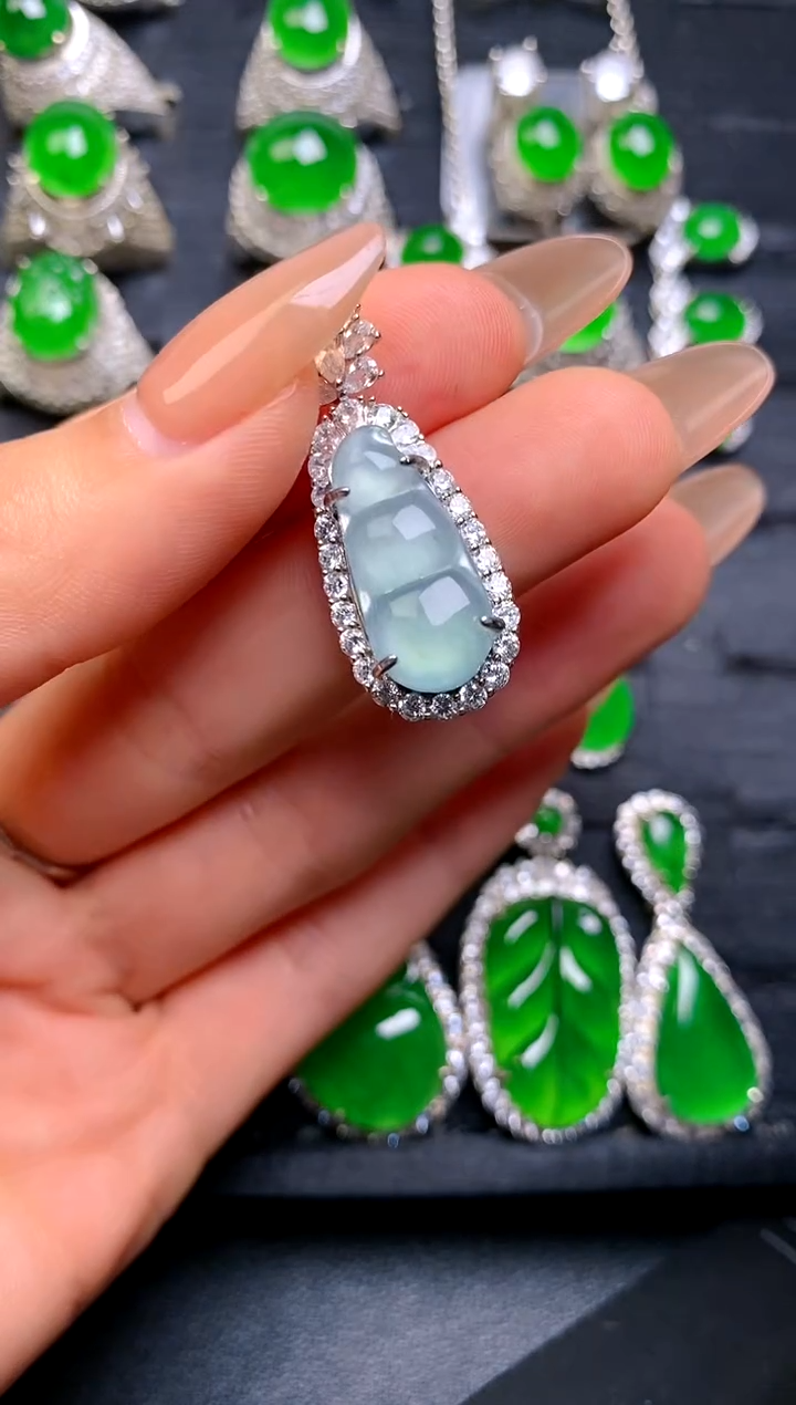 【闪购商品】翡翠吊坠(赠链)未镶嵌白冰福豆