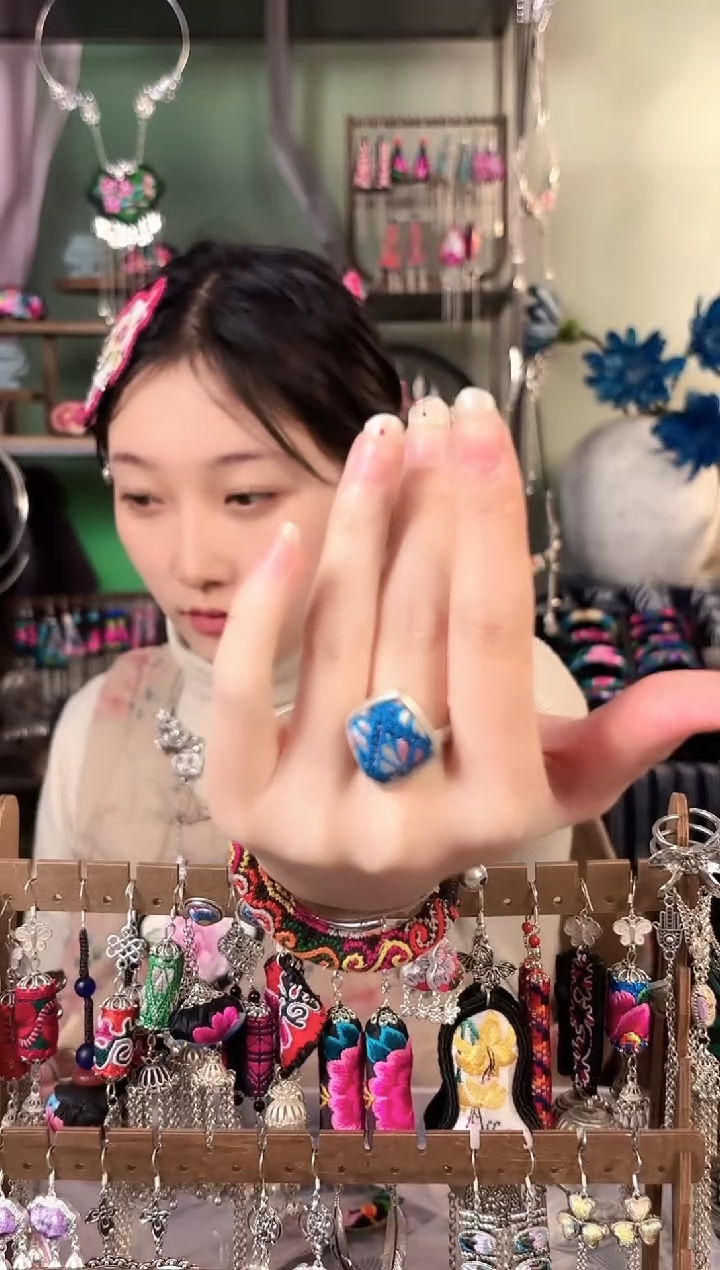 家****常彩云南阁非遗老绣饰品644*