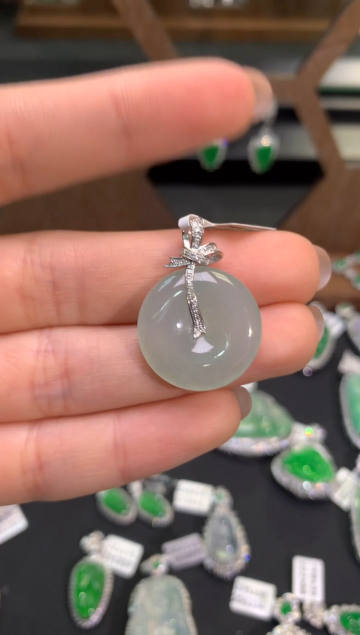 【闪购商品】翡翠吊坠(不含链)18K金镶嵌吊坠