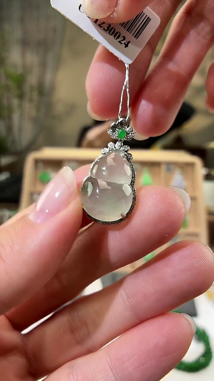 颈饰18K金镶嵌翡翠葫芦