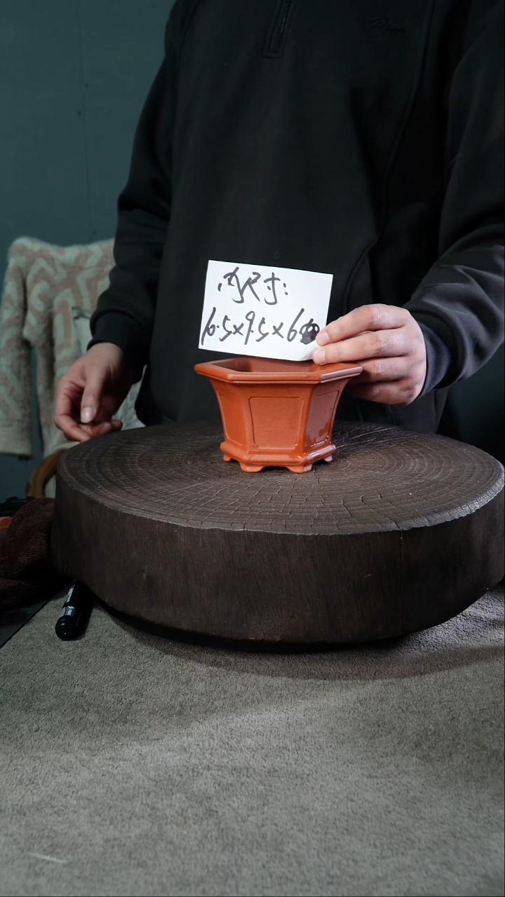 A宜兴紫砂小花盆