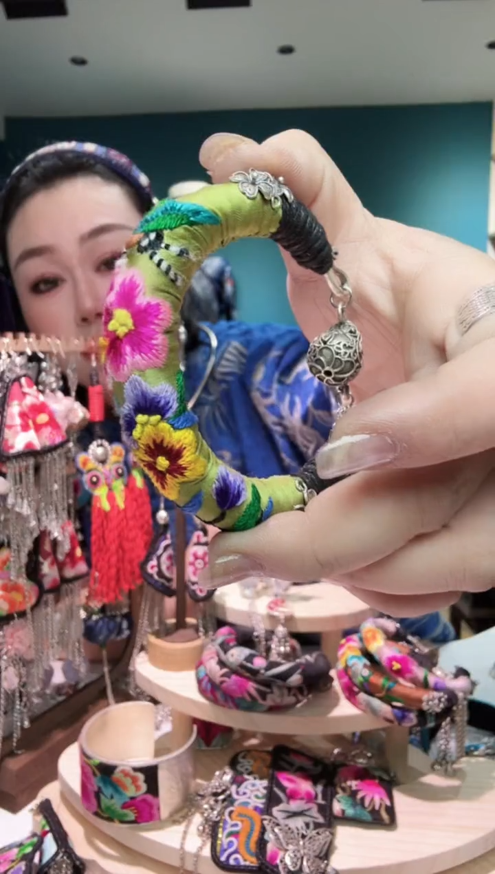 刺绣纯手工苗绣非遗老绣手镯