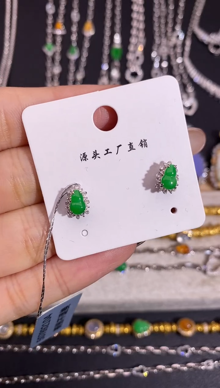 18K金镶嵌翡翠耳饰耳钉