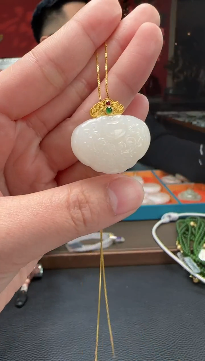 【闪购商品】和田玉颈饰18K金镶嵌白玉如意锁